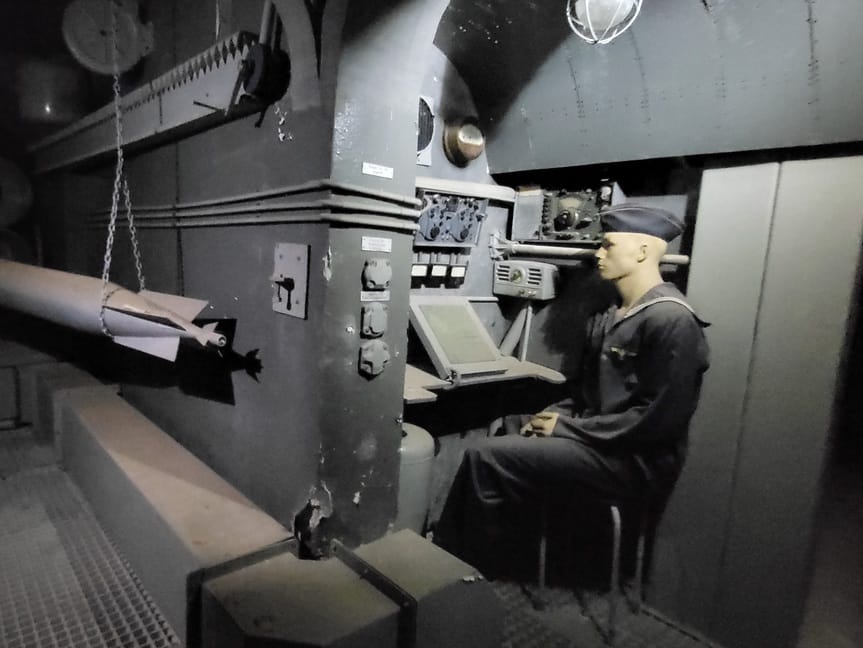 Mazurska Pętla Rowerowa: inscenizacja wnętrza niemieckiej łodzi podwodnej z czasów II wojny światowej w Mamerkach.