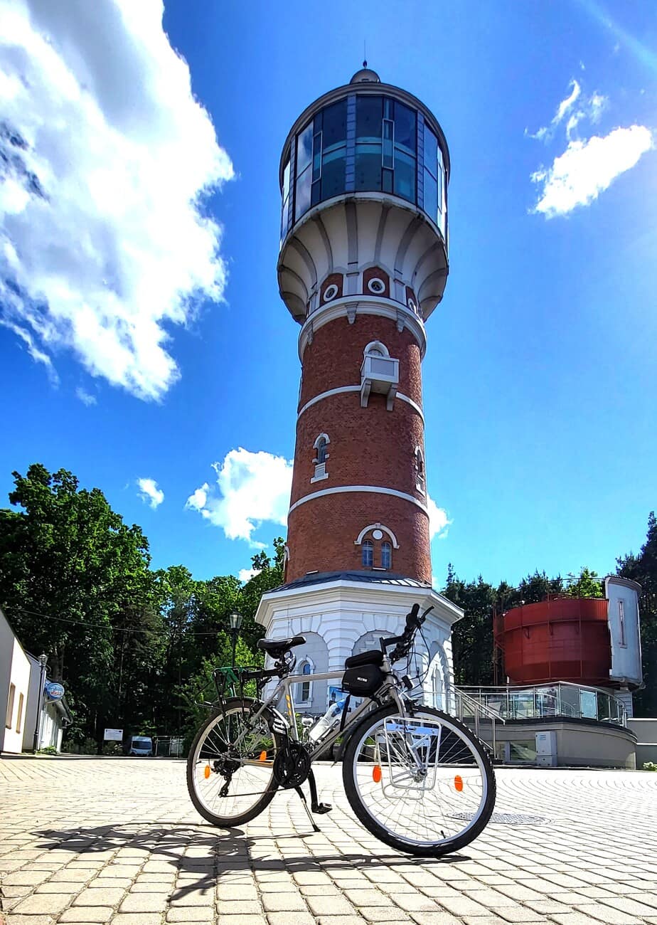 Startuj w Piszu – Wieża Ciśnień w Piszu i rower podczas krótkiej sesji zdjęciowej