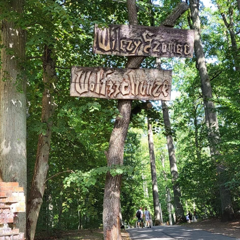 Drewniany znak kierunkowy Wilczy Szaniec przy wejściu do kwatery głównej Hitlera w Gierłoży