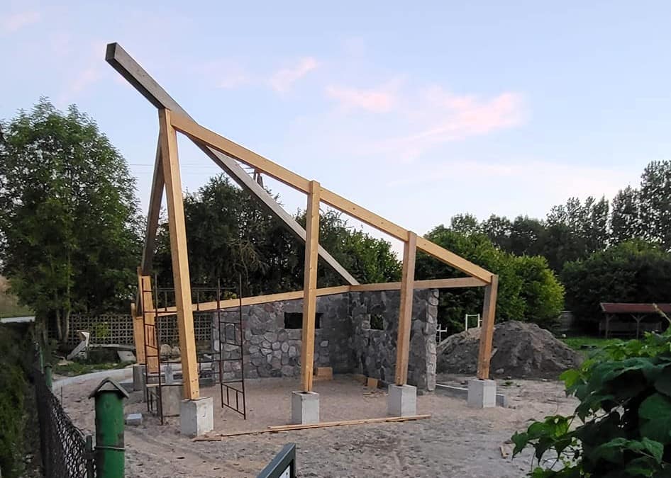 MOR Świdry – szkielet wiaty Miejsca Obsługi Rowerzystów w trakcie budowy